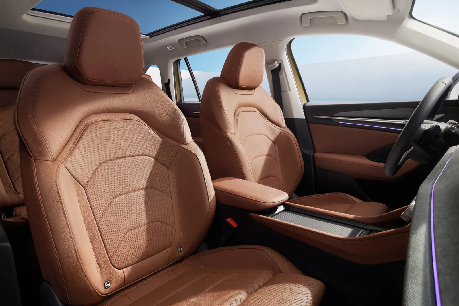 Das Infotainment-System mit einem 12,9-Zoll-Touchdisplay bietet modernste Konnektivität und intuitive Bedienung für ein nahtloses Fahrerlebnis.